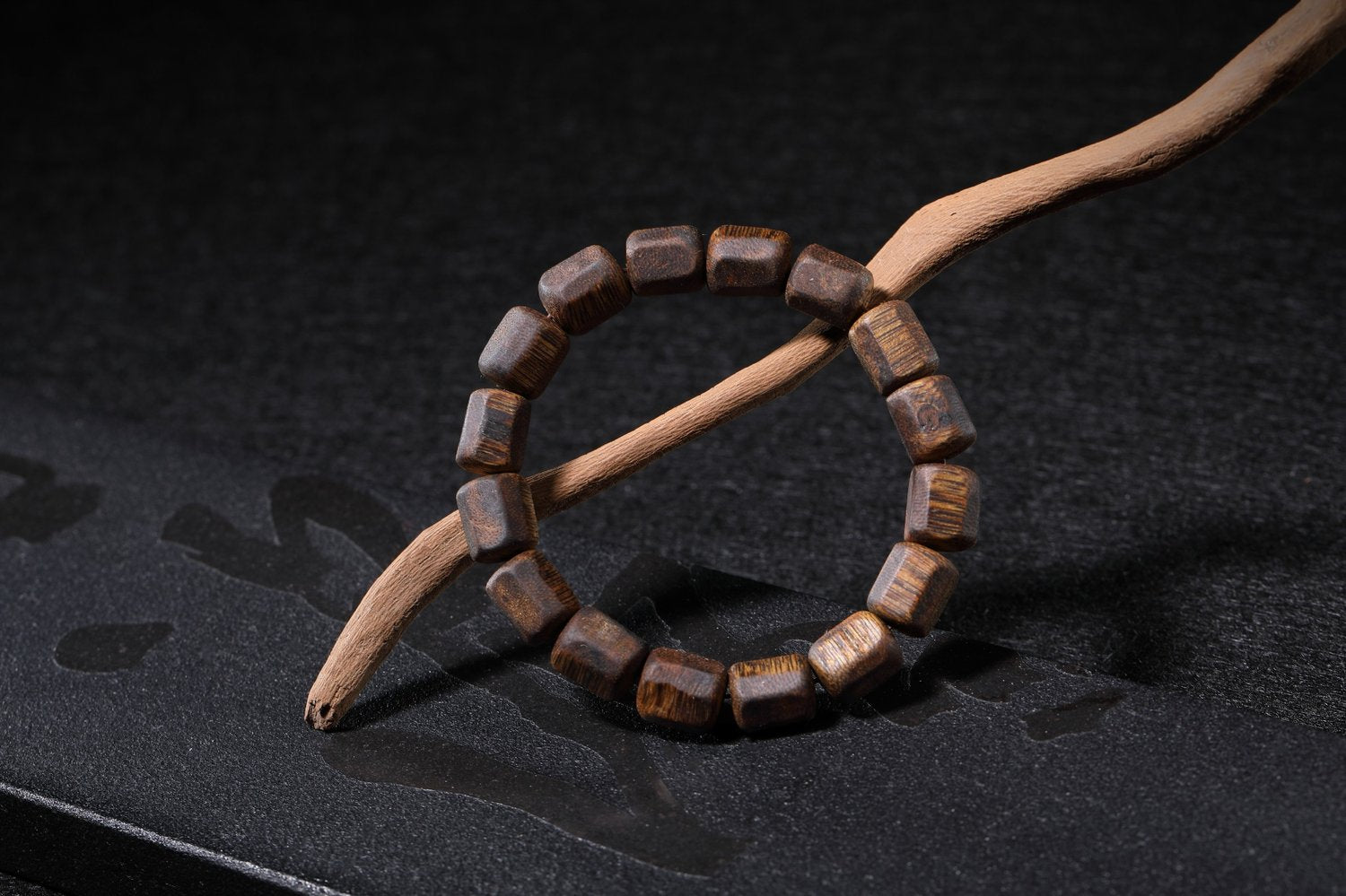 Cylindrical Kynam Agarwood Bracelet 10mm | TACHIAN Natural Aloeswood - TACHIAN